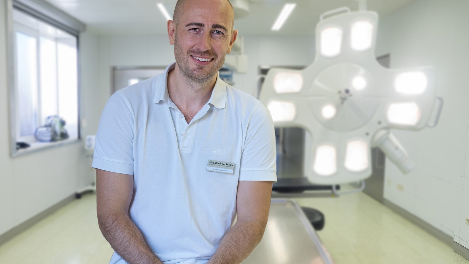 Dr. med. Waldemar Dschaak im OP-Saal der NC Klinik am Forum